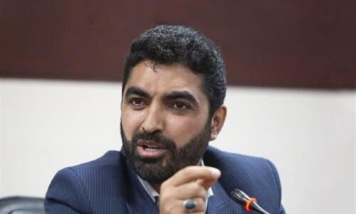 عضو کمیسیون فرهنگی مجلس: عزیزی‌خادم سواد حقوقی‌اش را بیش‌تر کند