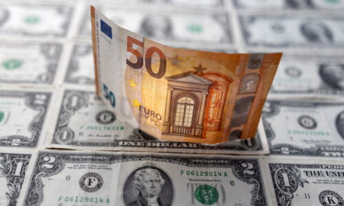 بازارهای مالی شوکه شدند/ ارزش دلار و یورو برابر شد
