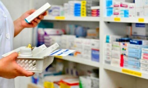 مردم سرگردان آنتی‌­بیوتیک‌­ در داروخانه­‌ها ؛دارویار نیامده دست به دامن واردات دارو شد