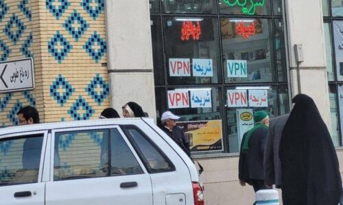 بحران ارتباط برای ۹۰ درصد گردشگران؛ در خیابان امام رضا وی‌پی‌ان می‌فروشند