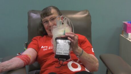 عکس| رکورد اهدای خون جهان در دست یک زن ۸۰ ساله