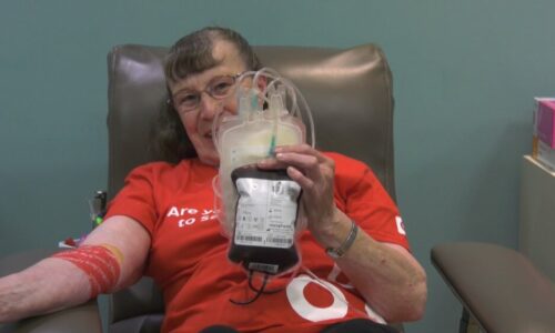 عکس| رکورد اهدای خون جهان در دست یک زن ۸۰ ساله