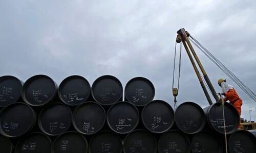 نفت در منگنه/ سقوط آزاد قیمت‌ طلای سیاه برای چه بود؟