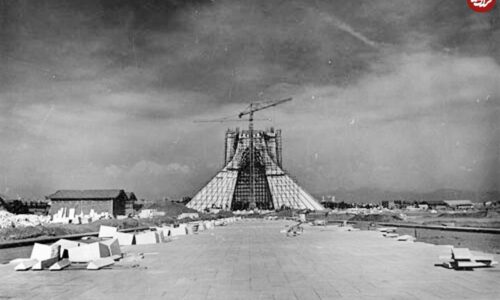 تصویری جالب از ساخت برج میدان آزادی در سال ۱۳۴۹/ عکس