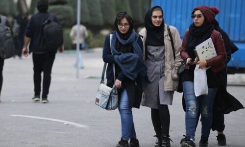 تصویری از قوانین پوشش در یکی از دانشگاه‌های تهران/ عکس