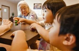 شیوه جالب در ژاپن؛ استخدام کودکان نوپا در یک مرکز