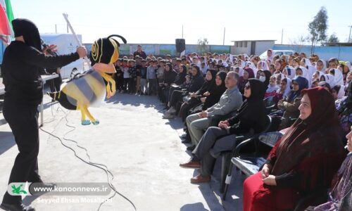 اجرای «نمایش زنبورک» کامیونت نمایش سیار کانون گلستان در شهر مرزی اینچه‌برون