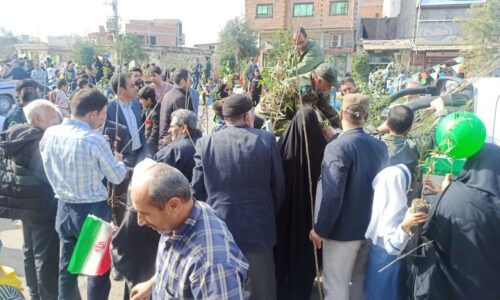 توزیع بیش از ۵۰۰ اصله نهال در جمع مردم حاضر در راهپیمایی ۲۲ بهمن شهرستان آزادشهر
