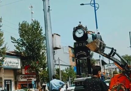نصب ساعت دکوراتیو در مرکز شهر فاضل‌آباد