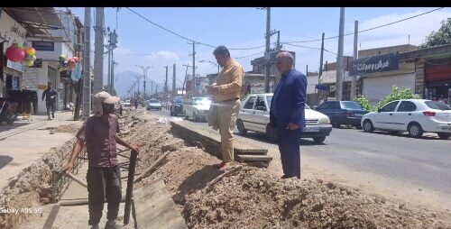 بازدید میدانی شهردار آزادشهر از پروژه عمرانی جدول‌گذاری فاضلاب