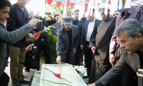 هفته دولت با ادای احترام به مقام شامخ شهیدان در شیراز آغاز شد