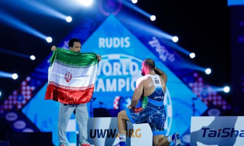 امیر حسین زارع قهرمان جهان: مدالم را به شهدای جنگ تحمیلی ۱۲ روزه تقدیم می‌کنم